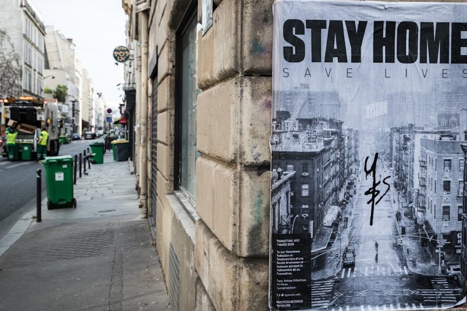 Cette photo montre une affiche "Restez chez vous" à Paris, le 21 avril 2020
