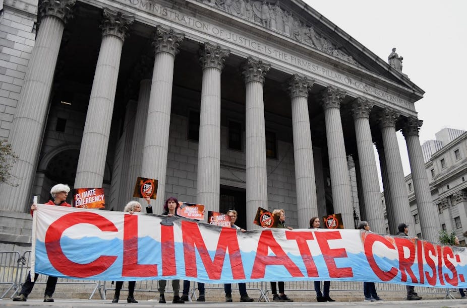 Des manifestants tenant une banderole où l'on peut lire «Climate crisis» à New York en 2019   
