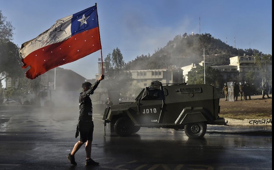 Un manifestant brandit un drapeau chilien