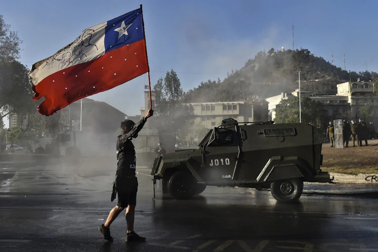 Un manifestant brandit un drapeau chilien