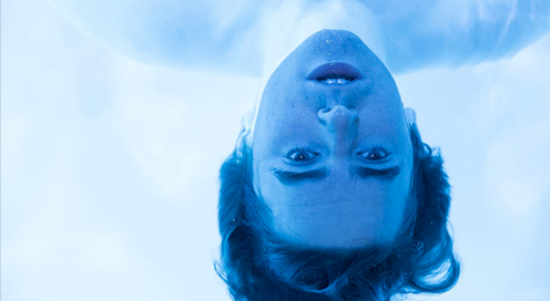 Estamos asistiendo a la subversión del relato cinematográfico y, en general, de las narrativas de ficción de la actualidad. Son cambios que afectan a los valores, a los rasgos de la personalidad, y a nuevos elementos que camuflan el trasfondo de sus personajes protagonistas. Los héroes y heroínas de las historias de hoy se alejan progresivamente del arquetipo clásico y moderno –antaño símbolos de virtud, honestidad y moral inquebrantable–, que tantas sagas cinematográficas, literarias, seriales televisivos y videojuegos han protagonizado.