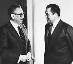 Henry Kissinger talks to Egypt's Hosni Mubarak.