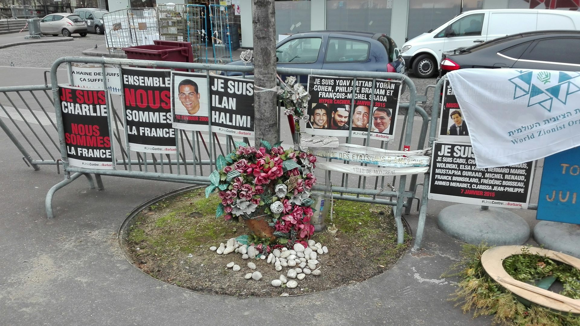 Mémorial éphémère devant l'Hyper Cacher