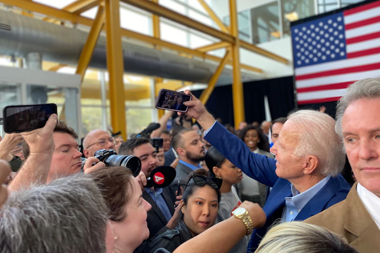 Joe Biden se hace una foto durante un acto en Houston, Texas.