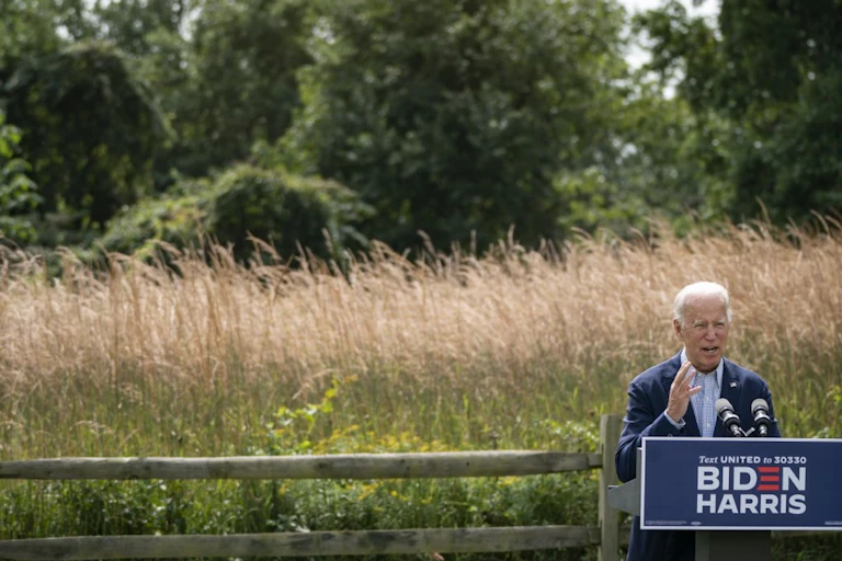 Joe Biden en plein air donnant un discours