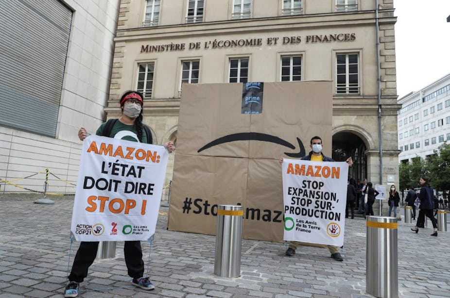 Des militants manifestent contre Amazon