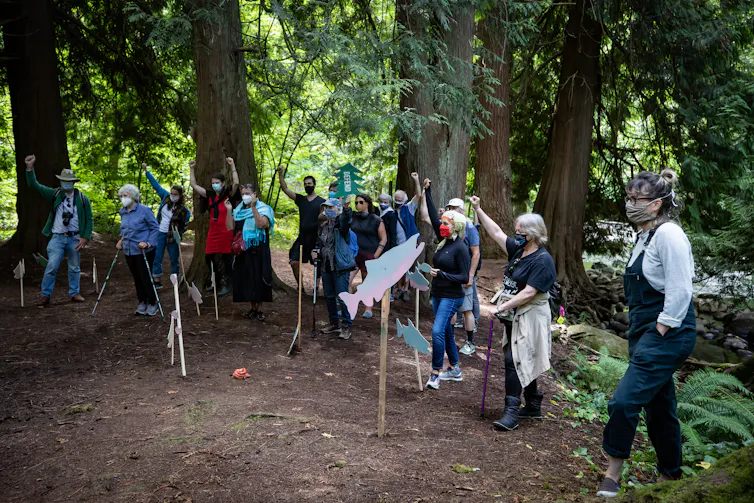 Des gens marchent dans une forêt.