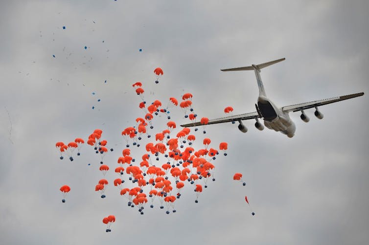 Un avion effectue un largage d’aide alimentaire