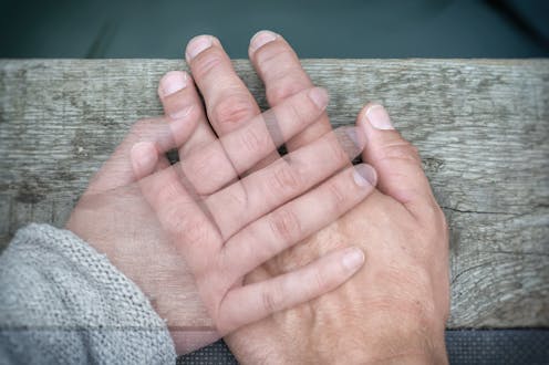 A menudo, uno de los anhelos de las personas que han sufrido una pérdida es el de volver a hablar, aunque sea solo un instante, con su ser querido. Ahora, las nuevas tecnologías lo están haciendo posible de forma “virtual”, gracias a la inteligencia artificial.