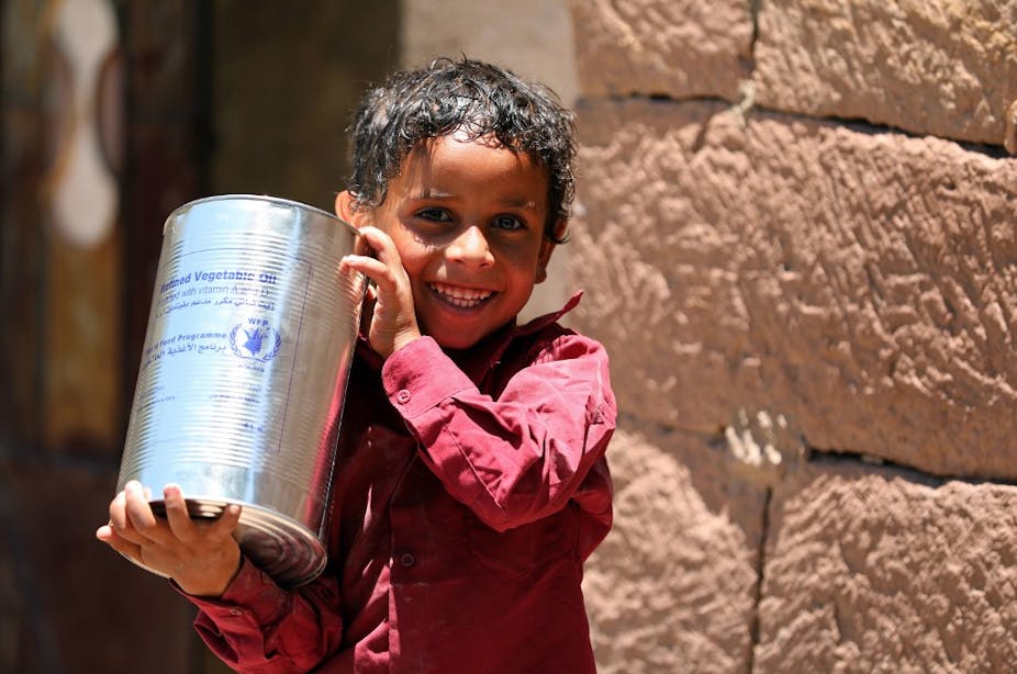 Un enfant yéménite reçoit une aide humanitaire