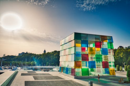 Veníamos de tiempos de euforia cultural, cuando la crisis global del coronavirus apareció a principios de 2020. Parecía que iba a ser una pequeña pausa, pero hemos llegado a un escenario muy distinto: la pandemia se ha instalado temporalmente en nuestra cotidianidad. No sabemos hasta cuando seguiremos inmersos en esta nueva normalidad que lo ha cambiado todo. Trastocando, lógicamente, el siempre frágil ecosistema cultural.