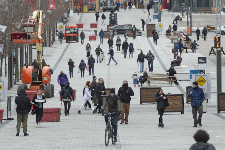 Des piétons et des cyclistes circulent sur la rue Sainte-Catherine à Montréal
