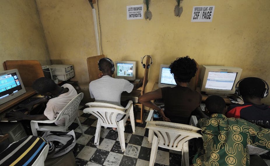 Des jeunes dans un cybercafé à Abidjan le 11 août 2009.