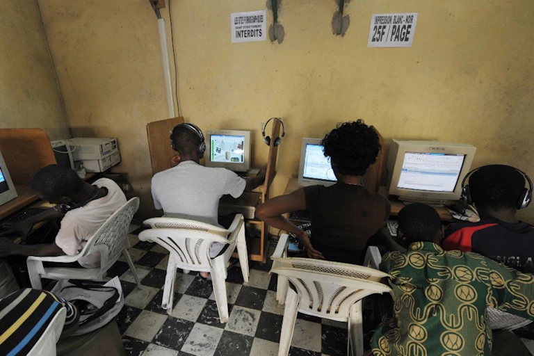 Des jeunes dans un cybercafé à Abidjan le 11 août 2009.