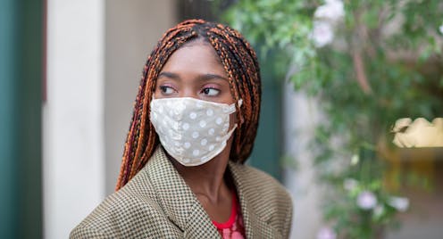 Recientemente han aparecido algunas noticias en las que se duda de la eficacia de las denominadas “mascarillas de tela”. Antes de entrar en materia sobre la eficacia de las mismas, conviene clarificar que todas las mascarillas están hechas de fibras (o hilos), que forman telas. Por lo tanto, técnicamente, todas las mascarillas son de tela.