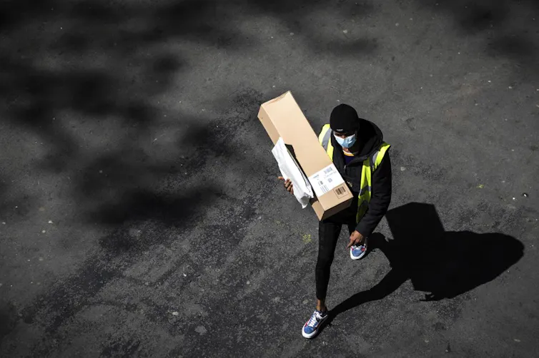 Un livreur 'Amazon' lors du premier confinement en avril 2020.