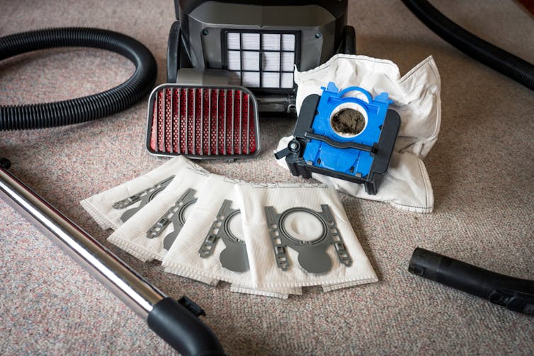 A vacuum cleaner and vacuum cleaner bags