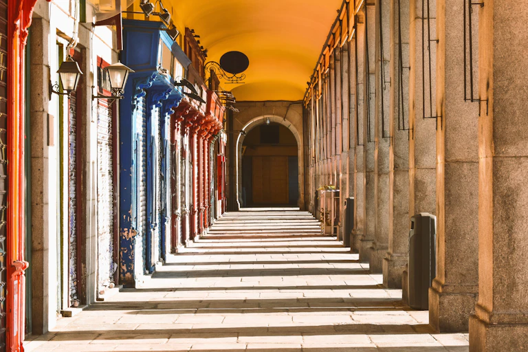 Soportal de la Plaza Mayor de Madrid con todos los comercios cerrados.