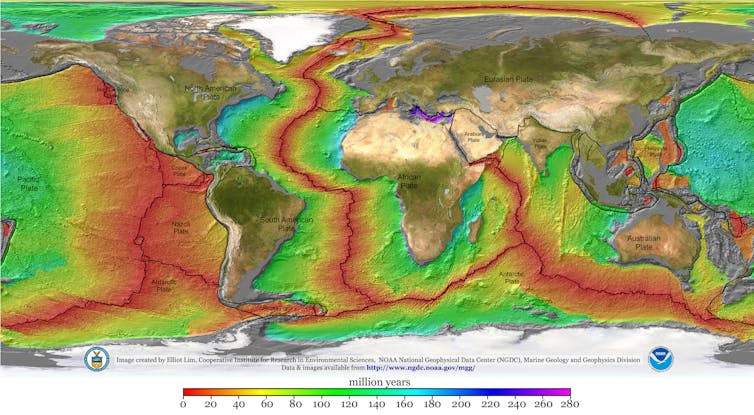 Mapa del mundo con zonas coloreadas que indican la antigüedad de las placas oceánicas