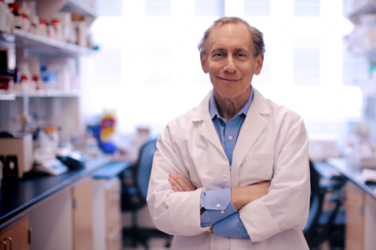 Portrait of Robert Langer in his lab