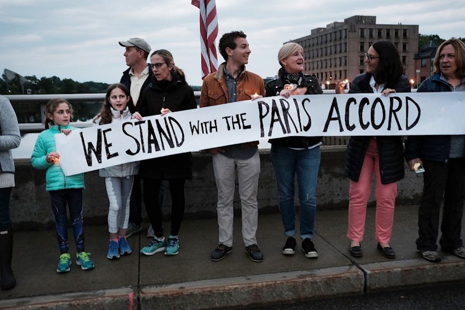 Des manifestants contre le retrait de l’Accord de Paris 
