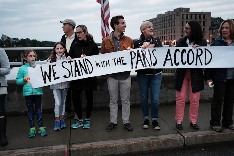 Des manifestants contre le retrait de l’Accord de Paris