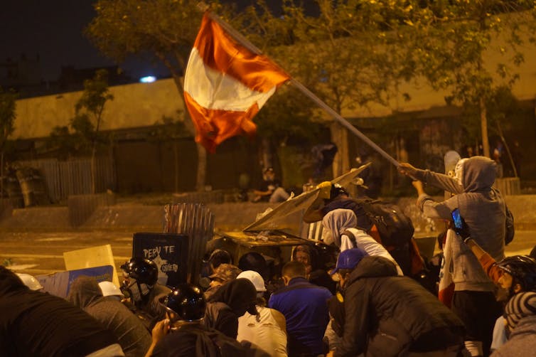 Manifestantes se enfrentan a la policía durante una protesta contra la decisión del Congreso de destituir al expresidente Martín Vizcarra. Lima, 14 de noviembre de 2020. Shutterstock / Joseph Everth