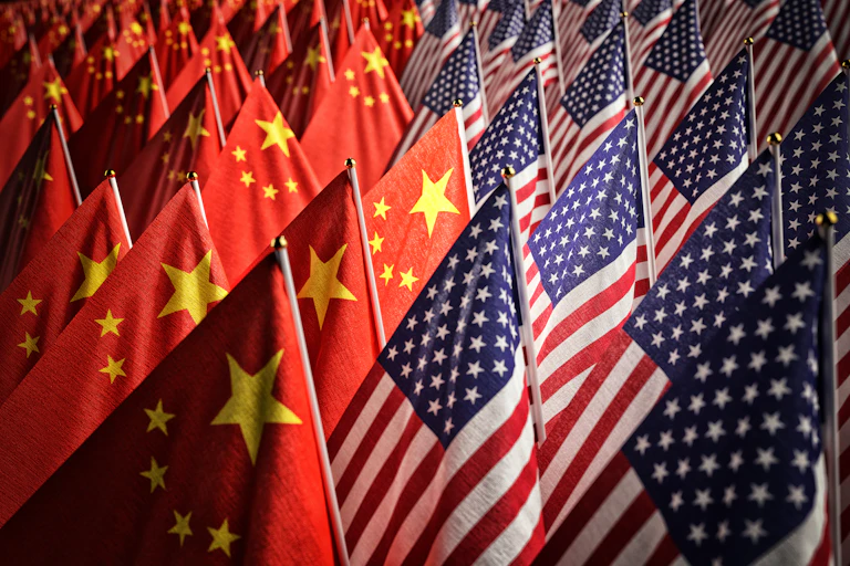 Numerosas banderas de China y Estados unidos.