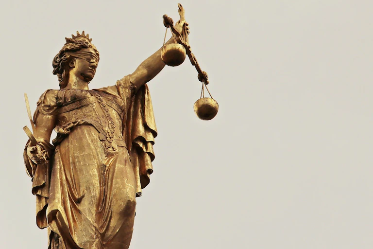 Patung lady justice