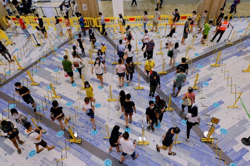 Se suele explicar estadística con el ejemplo de los pollos: si una persona come dos pollos y otra ninguno, la estadística dice que han comido un pollo cada uno. Mal ejemplo. La estadística no es eso. Al fin y al cabo, en el ejemplo anterior una persona podría haberse comido dos pollos y la otra, ninguno. El primer ejemplo es determinista, pero la estadística es algo distinto: describe procesos que ocurren con un factor estocástico o de azar.