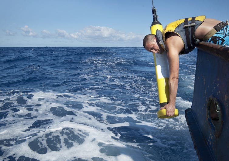 Científicos marinos despliegan una sonda oceánica