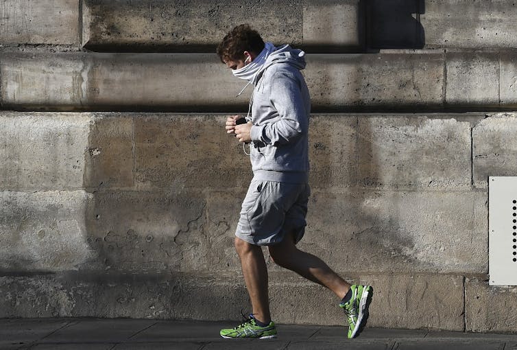 Joggeur à Paris le 8 avril 2020