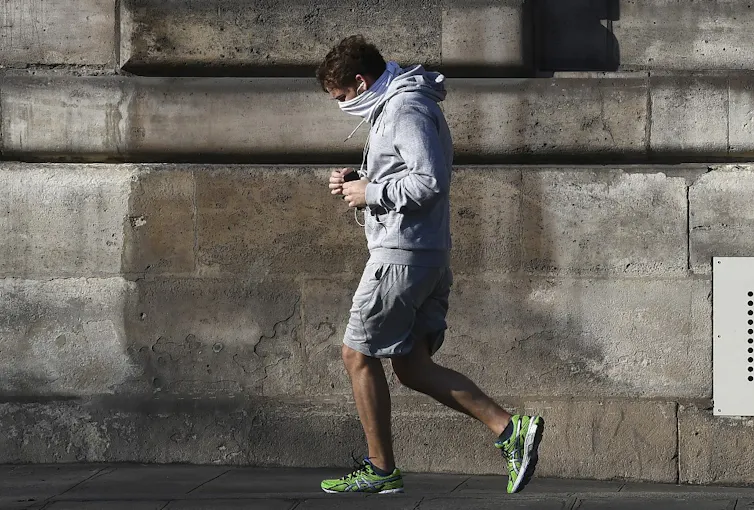 Joggeur à Paris le 8 avril 2020