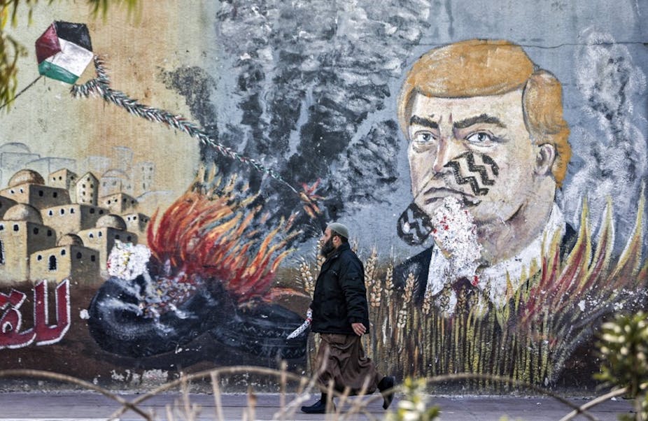 Une fresque murale à Gaza représente le visage de Donald Trump portant une trace de semelle.