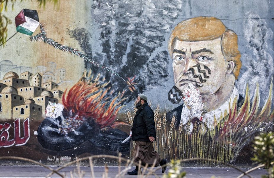 Une fresque murale à Gaza représente le visage de Donald Trump portant une trace de semelle. 