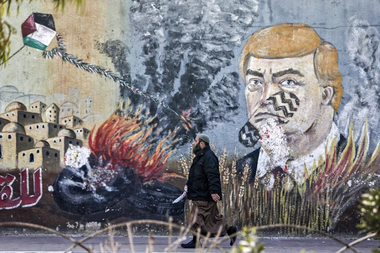 Une fresque murale à Gaza représente le visage de Donald Trump portant une trace de semelle.