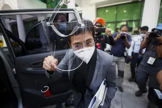 La periodista filipinoestadounidense Maria Ressa sale de un juzgado de Manila