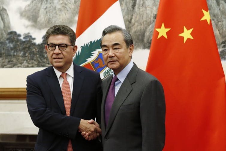 Le ministre péruvien des Affaires étrangères Gustavo Meza Cuadra et son homologue chinois Wang Yi, à Pékin, le 29 novembre 2019
