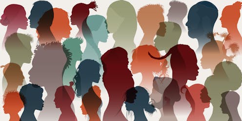 El termino “interseccionalidad” fue propuesto en 1989 por la jurista afroamericana Kimberlé Crenshaw. Indica que las discriminaciones raciales y de género se cruzan y generan dimensiones de desventaja específicas.