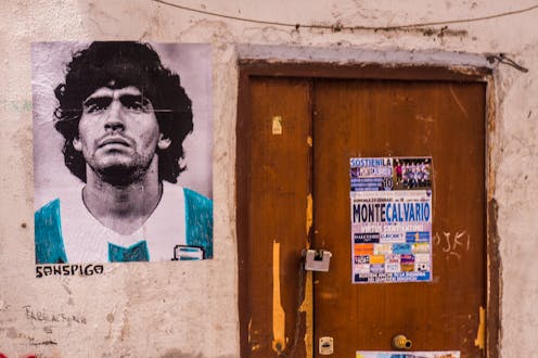 El viernes 26 de abril de 1991, Diego Maradona conoció el infierno. Por primera vez. La Policía Federal Argentina se lo llevaba detenido por posesión de cocaína de un apartamento del barrio porteño de Caballito. Una multitud colmaba las veredas. Saltaba y gritaba al compás de un “¡Maradó!, ¡Maradó!”. La mayoría eran adolescentes que habían salido de un colegio de las cercanías. Adolescentes casi tan rebeldes como el ídolo al que apoyaban a pesar de todo.