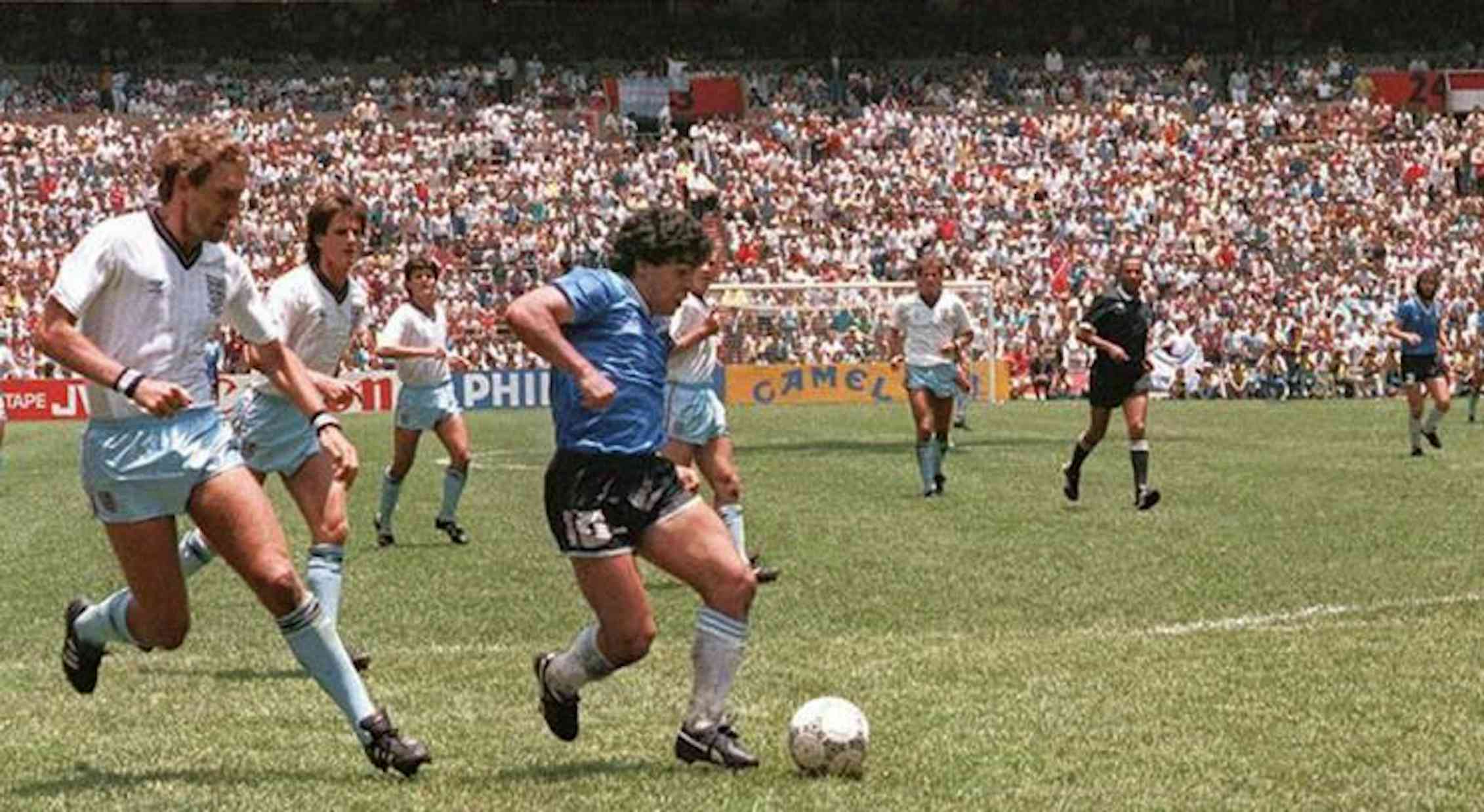 Maradona justo antes de marcar el segundo gol a Inglaterra en el Mundial de México de 1986. Wikimedia Commons / Revista El Gráfico