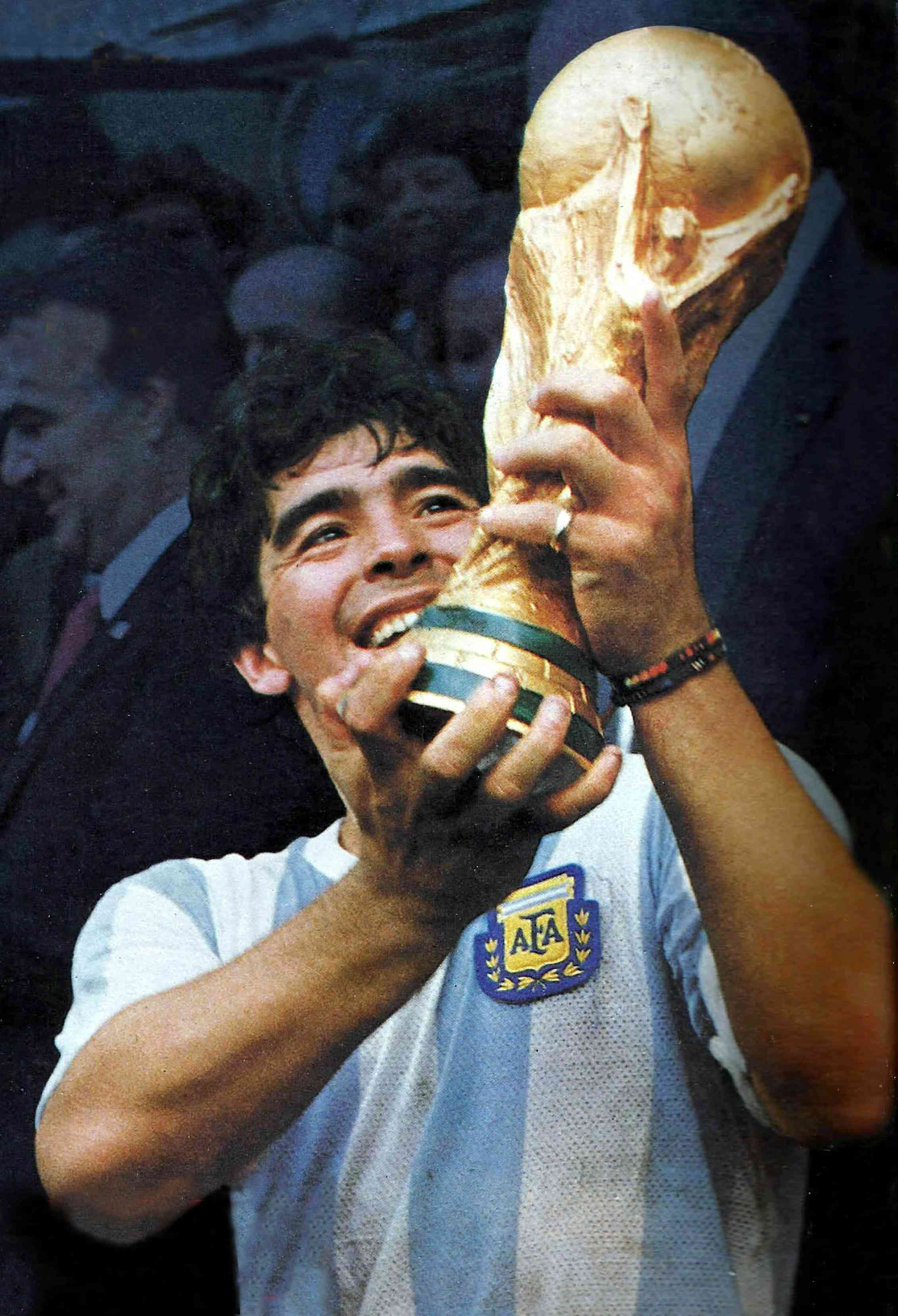 Maradona sostiene la Copa del Mundo de México 1986. Wikimedia Commons / Revista El Gráfico