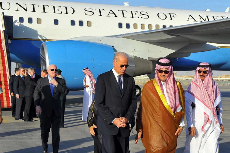 Joe Biden et des officiels saoudiens