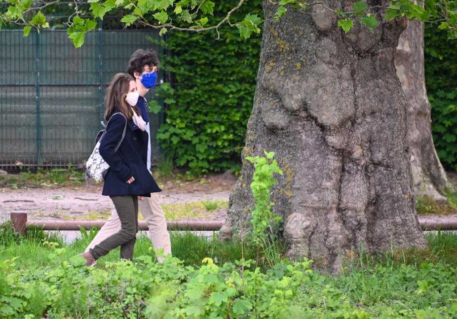 Un couple se promène dans un parc