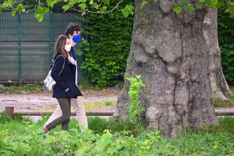 Un couple se promène dans un parc