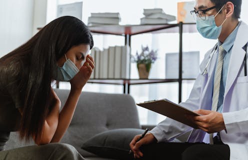 La infección por SARS-CoV-2 produce sintomatología de covid-19 en hasta el 80 % de los casos durante las primeras dos semanas, según un metaanálisis reciente que examinó más de 21 000 infectados. Las personas asintomáticas o con síntomas leves podrían ser menos contagiosas, al parecer porque su carga viral en el tracto respiratorio es más baja.