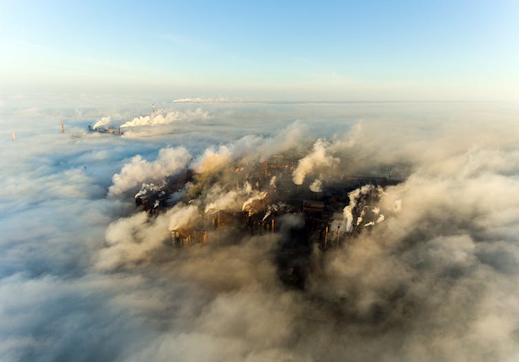 Una ciudad industrial vista desde el cielo