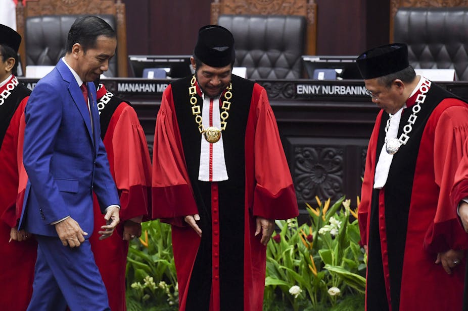 Presiden Joko Widodo bersama hakim-hakim Mahkamah Konstitusi dalam sidang pleno penyampaian laporan tahun 2019 di Gedung MK, Jakarta.