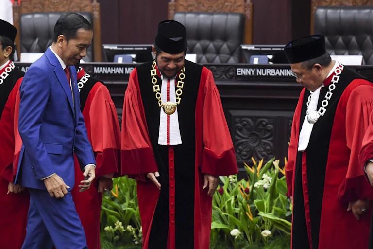 Presiden Joko Widodo bersama hakim-hakim Mahkamah Konstitusi dalam sidang pleno penyampaian laporan tahun 2019 di Gedung MK, Jakarta.