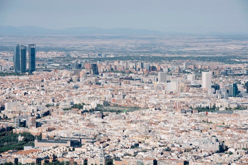 Las áreas metropolitanas se encuentran en la actualidad en un proceso de transformación. Su rápido desarrollo en las últimas décadas no ha estado siempre planificado. Esto arroja cifras alarmantes en cuanto a baja densidad, crecimientos aislados y velocidad de transformación.